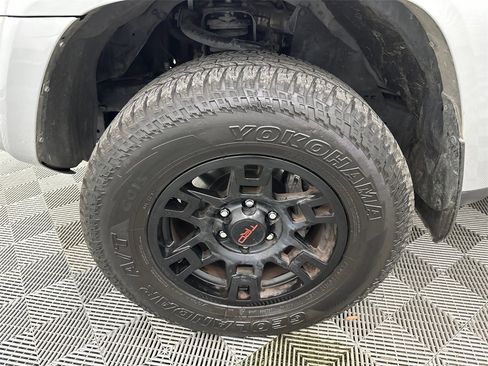 Used 2018 Toyota 4Runner SR5 Premium image 12