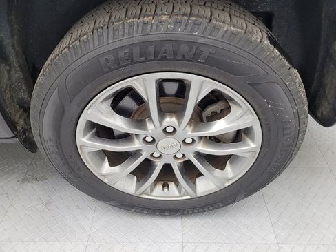 Used 2019 Jeep Cherokee Latitude Plus w/ Comfort/Convenience Group image 31