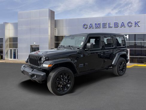 Used 2025 Jeep Wrangler Unlimited Sahara w/ Safety Group AWD/4WD image 2