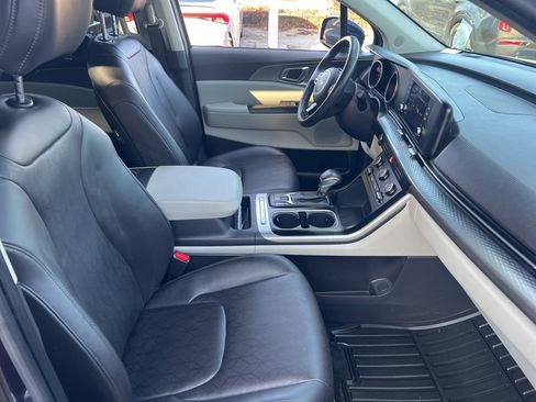 Certified 2024 Kia Carnival LX image 18