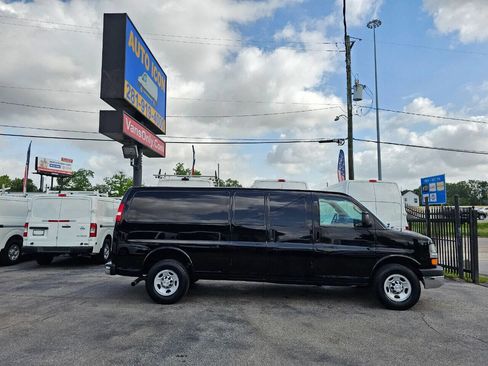 Used 2016 Chevrolet Express 3500 Extended image 2