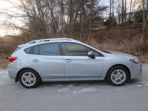 Used 2018 Subaru Impreza 2.0i Premium image 11
