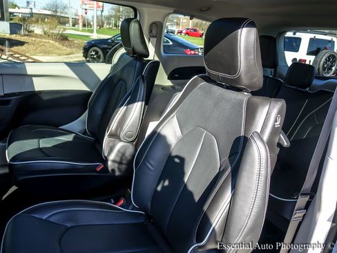 Used 2023 Chrysler Pacifica Limited FWD image 17