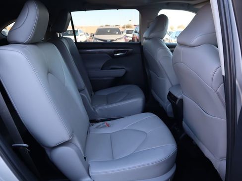 Used 2024 Toyota Highlander Limited image 21