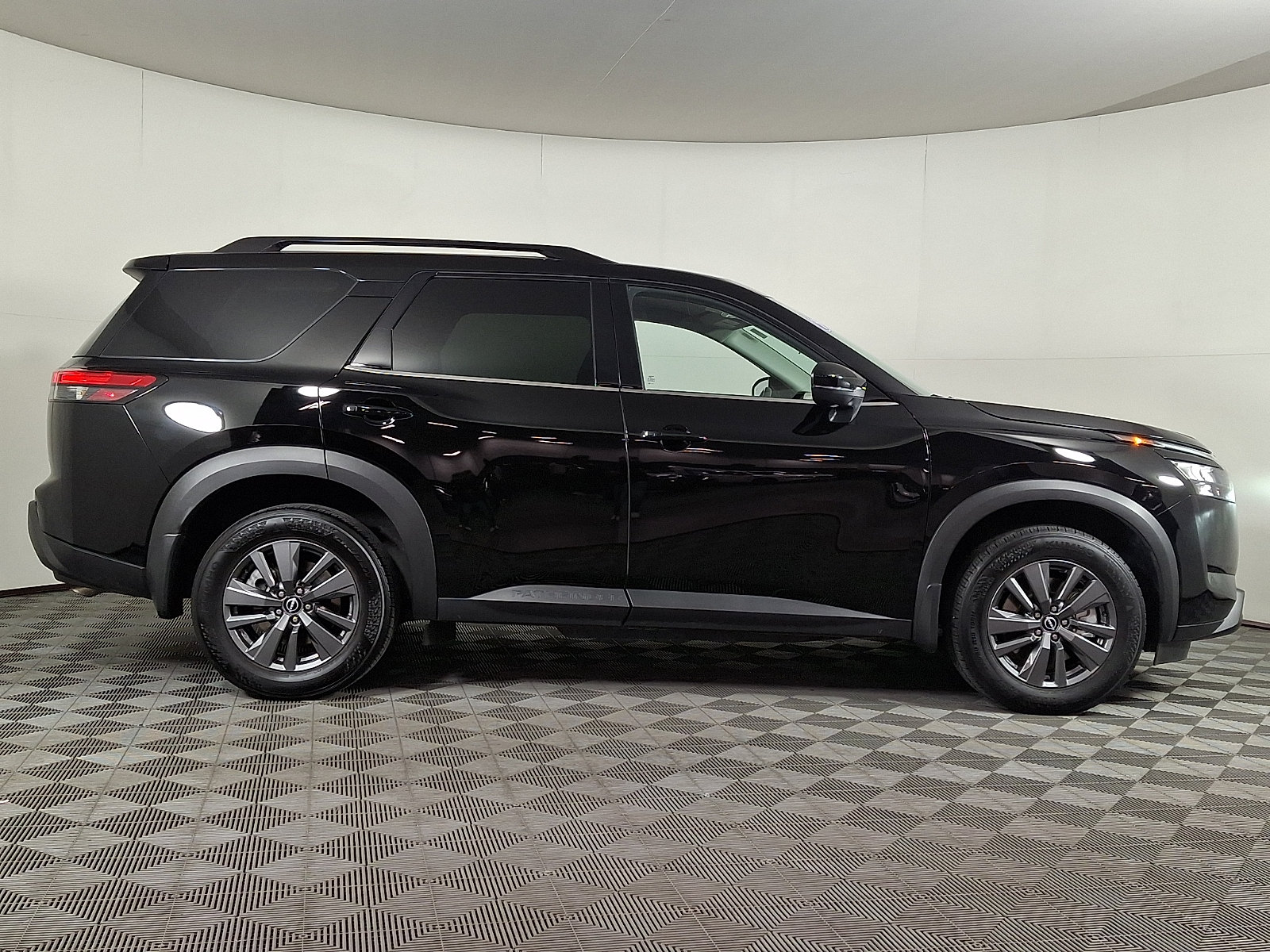 Used 2024 Nissan Pathfinder SV w/ Black Appearance Package AWD/4WD image 10