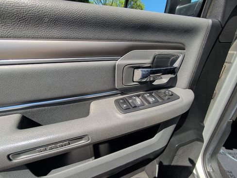 Used 2018 RAM 1500 Classic SLT AWD/4WD image 10