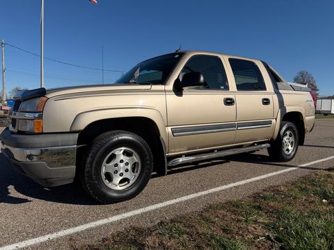 Used 2005 Chevrolet Avalanche LS w/ Onstar Plus Package image 3