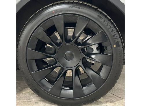 Used 2021 Tesla Model Y Long Range image 11