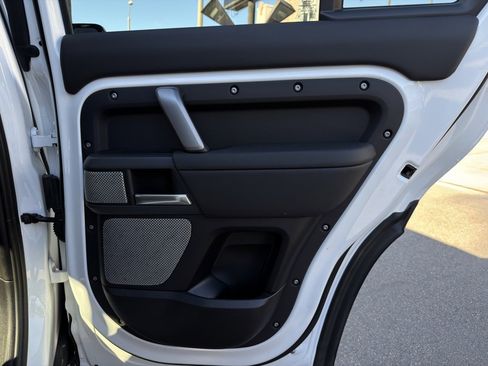 Used 2024 Land Rover Defender 130 X-Dynamic SE image 38