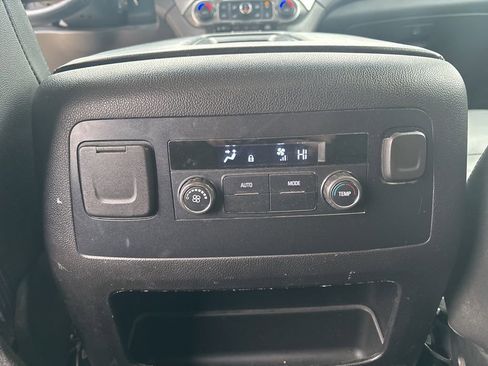 Used 2018 Chevrolet Suburban LT image 35