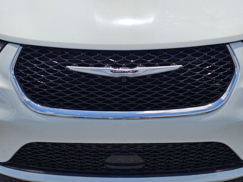 Used 2022 Chrysler Pacifica Touring-L FWD image 3