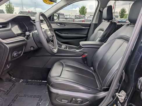 Used 2024 Jeep Grand Cherokee Limited w/ Luxury Tech Group II RWD image 19
