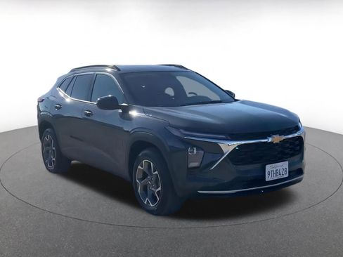 Used 2025 Chevrolet Trax LT image 4