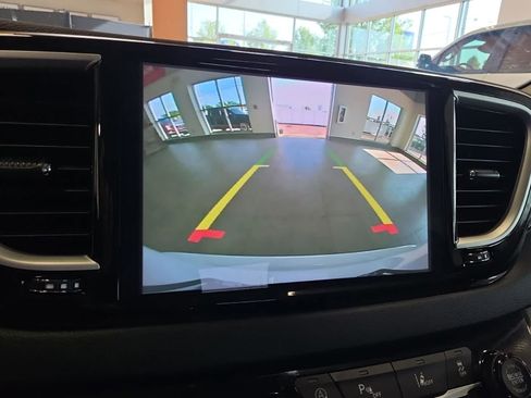 Used 2024 Chrysler Pacifica Touring-L FWD image 25