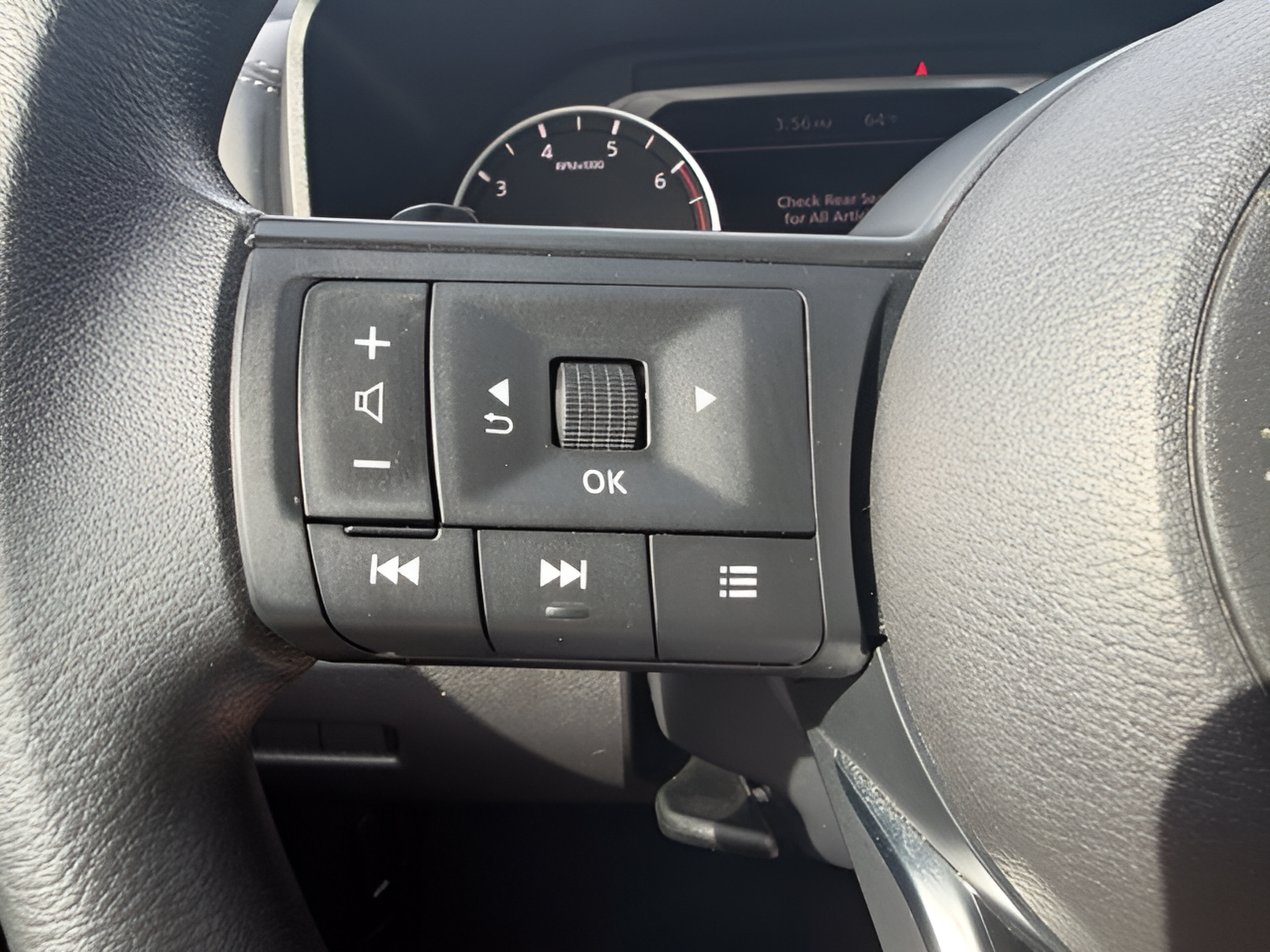 Used 2024 Nissan Rogue S AWD/4WD image 13