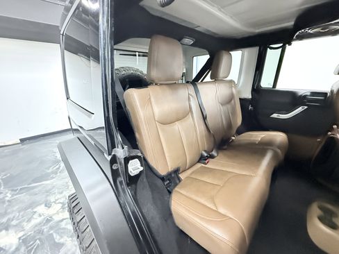 Used 2016 Jeep Wrangler Unlimited Sahara w/ Connectivity Group image 22