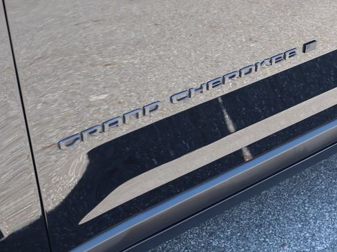 Used 2024 Jeep Grand Cherokee Altitude AWD/4WD image 9
