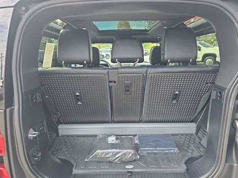 Used 2022 Land Rover Defender 90 X-Dynamic S image 32