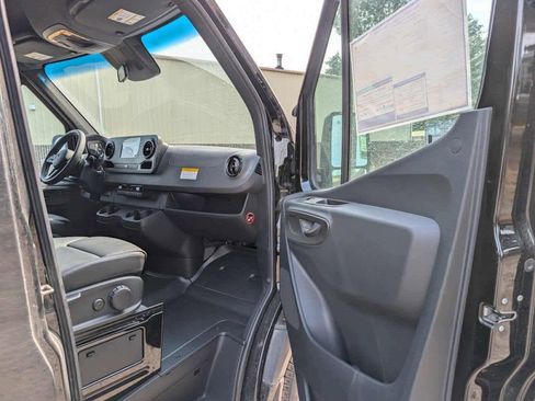 Used 2024 Mercedes-Benz Sprinter 2500 image 10
