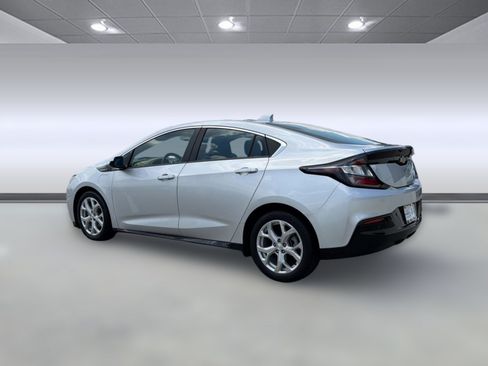 Used 2018 Chevrolet Volt Premier w/ Driver Confidence Package FWD image 2