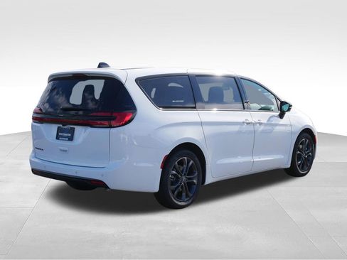 New 2026 Chrysler Pacifica Select FWD image 2