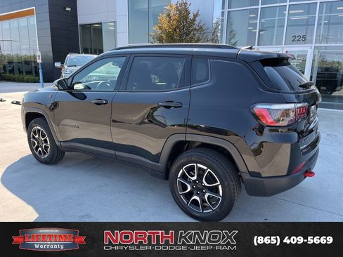 Used 2024 Jeep Compass Trailhawk AWD/4WD image 16