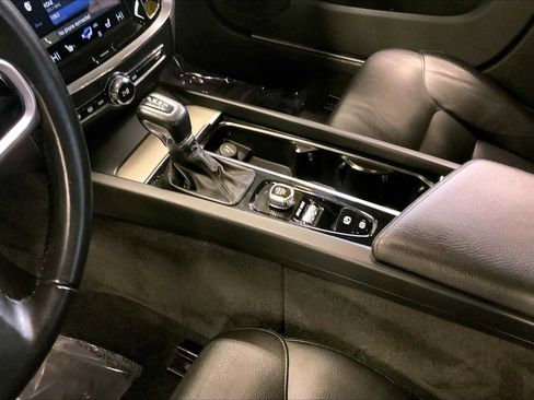 Used 2021 Volvo V60 T5 Cross Country image 16