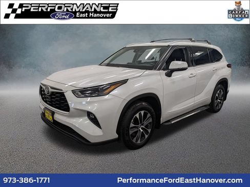 Used 2022 Toyota Highlander XLE AWD/4WD image 1