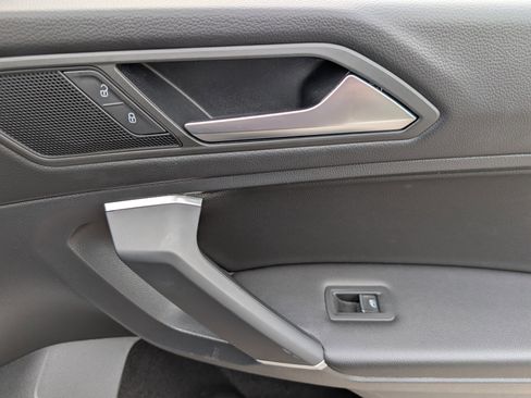 Used 2020 Volkswagen Tiguan SE image 22