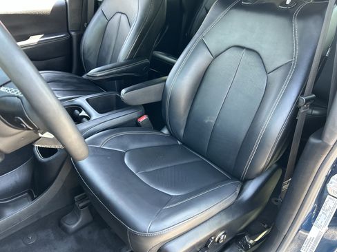 Used 2025 Chrysler Pacifica Select FWD image 19