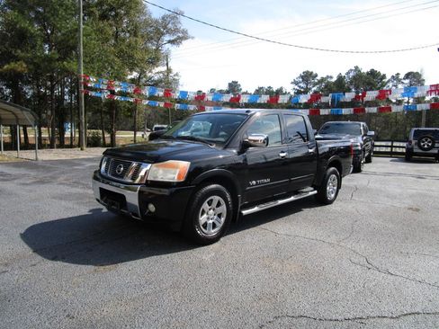 Used 2015 Nissan Titan SV image 2