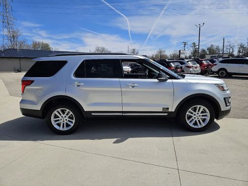 Used 2017 Ford Explorer XLT image 5