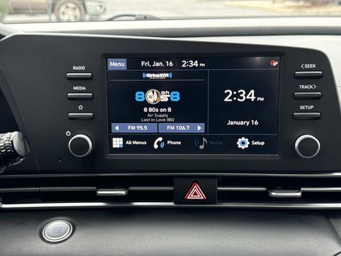 Used 2023 Hyundai Elantra SEL w/ Winter Weather Package image 9