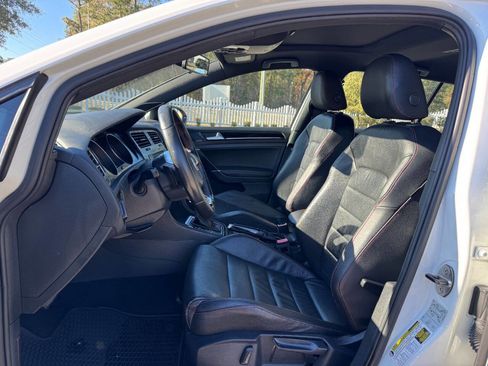 Used 2017 Volkswagen GTI SE image 9
