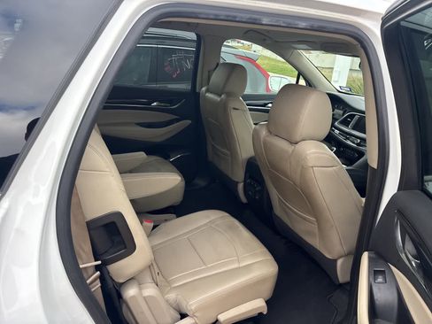 Used 2018 Buick Enclave Essence image 2