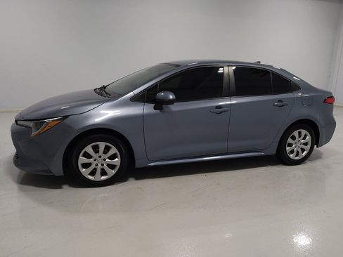 Used 2022 Toyota Corolla LE image 2