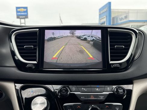 Used 2023 Chrysler Pacifica Touring-L image 22