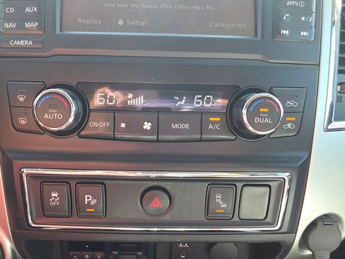 Used 2018 Nissan Titan SV w/ SV Convenience Package AWD/4WD image 14
