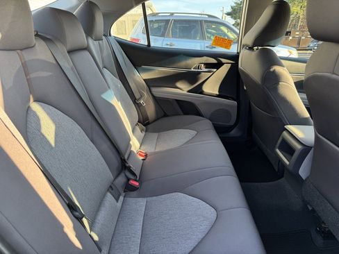 Used 2018 Toyota Camry LE image 8