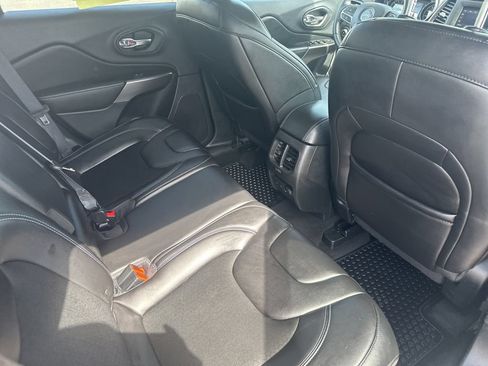 Used 2019 Jeep Cherokee Latitude Plus w/ Comfort/Convenience Group AWD/4WD image 25