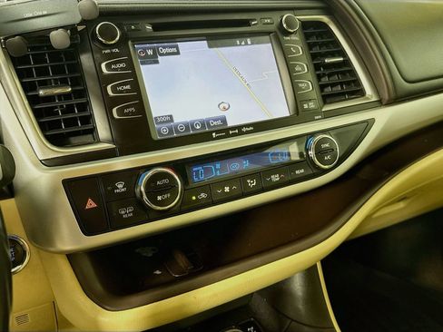 Used 2017 Toyota Highlander XLE AWD/4WD image 16