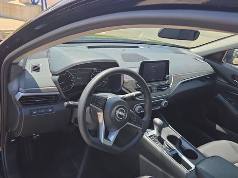 Used 2025 Nissan Altima 2.5 SV FWD image 18