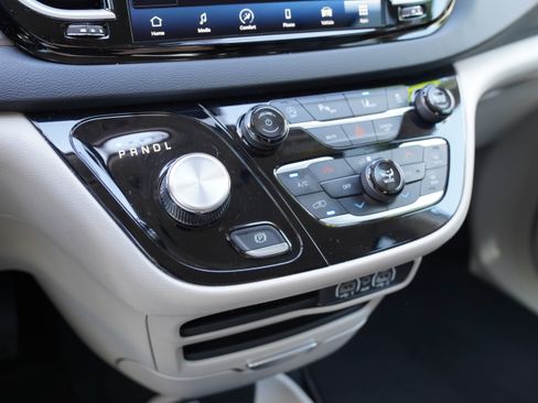 Used 2024 Chrysler Pacifica Touring-L FWD image 27
