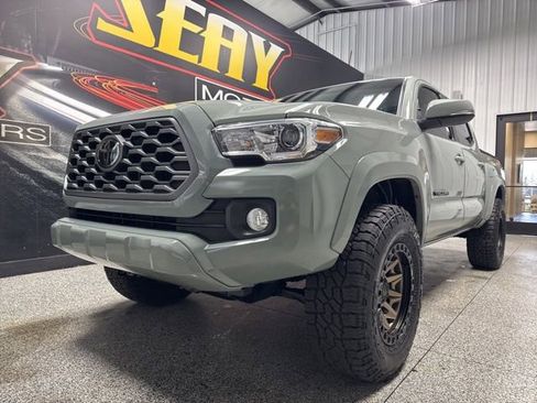 Used 2023 Toyota Tacoma TRD Sport AWD/4WD image 2
