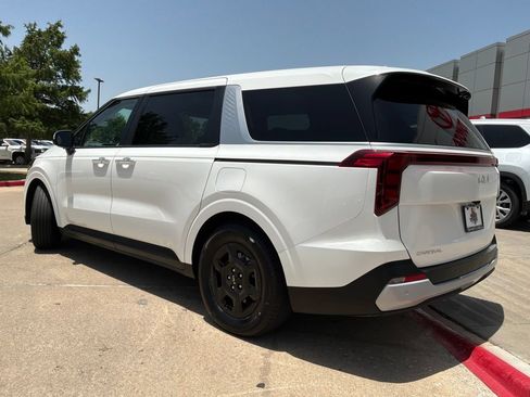 Used 2026 Kia Carnival FWD image 8
