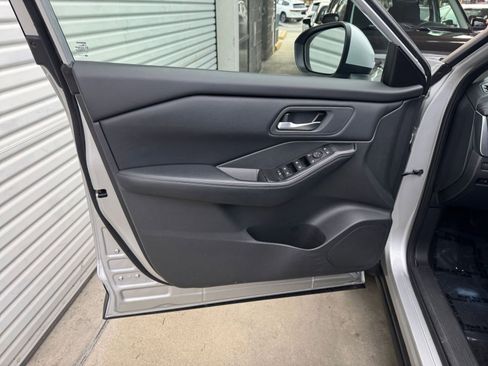 Used 2025 Nissan Rogue SV image 18