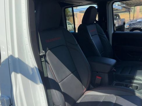 Used 2025 Jeep Gladiator Rubicon w/ Convenience Group AWD/4WD image 15