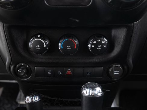 Used 2015 Jeep Wrangler Unlimited Rubicon w/ Connectivity Group AWD/4WD image 40