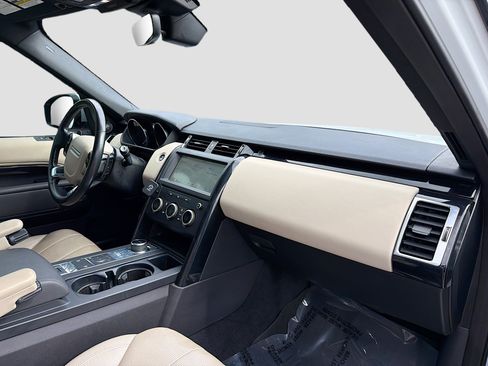Used 2019 Land Rover Discovery SE image 15