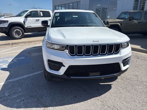 New 2026 Jeep Grand Cherokee Laredo AWD/4WD image 9
